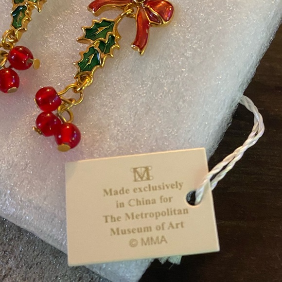 Metropolitan Museum of Art Christmas earrings NWT - Picture 2 of 3